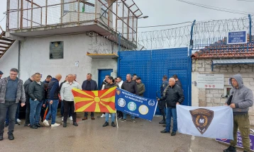 Вработените во прилепскиот затвор на двочасовен протест