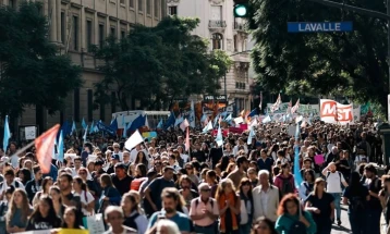 Голем антивладин протест во Буенос Аирес поради мерките за штедење