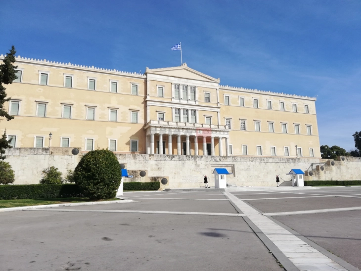 Incident në Parlamentin grek - një deputet sulmoi  fizikisht një deputet tjetër
