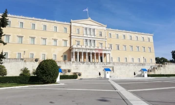 Incident në Parlamentin grek - një deputet sulmoi  fizikisht një deputet tjetër