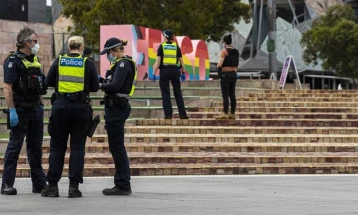 Седум тинејџери уапсени за нападот врз свештеникот во Сиднеј