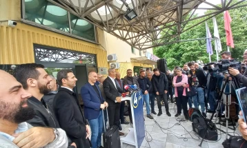 Grubi me valixhe para komunës së Çairit ka kërkuar dorëheqjen e opozitës shqiptare