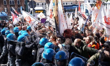 Судири меѓу полицијата и демонстрантите кои се против туристичка такса за влез во Венеција