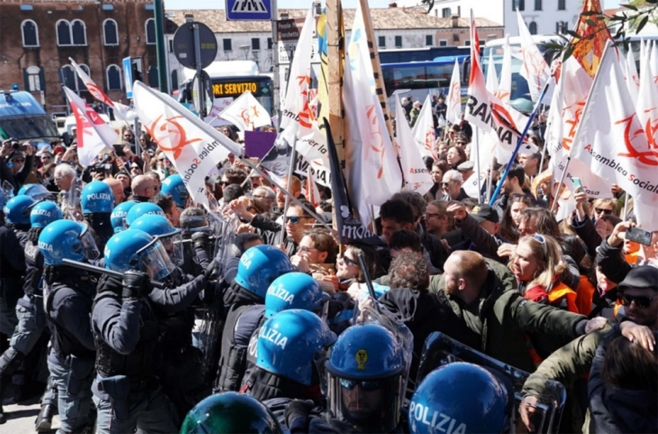 Përleshje mes policisë dhe protestuesve, të cilët janë mes policisë dhe protestuesve, të cilët janë kundër taksës turistike për hyrje në Venecia