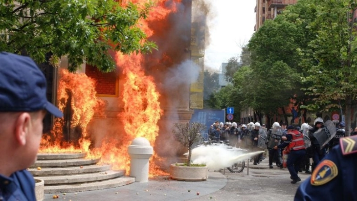 Kaos para bashkisë së Tiranës, është hedhur koktej molotovi mbi objekt
