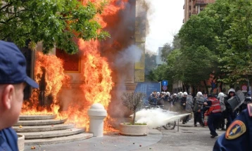 Kaos para bashkisë së Tiranës, është hedhur koktej molotovi mbi objekt
