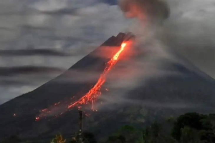Вулкан еруптираше во источна Индонезија