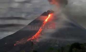 Një vullkan ka shpërthyer në Indonezinë lindore