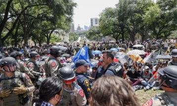 Studentët që kanë protestuar për shkak të luftës mes Izraelit dhe Hamasit janë përplasur me policët në Teksas