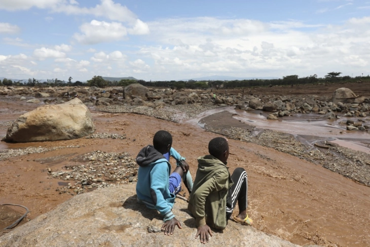 Во Кенија евакуирани туристи поради поплави, 170 загинати од март