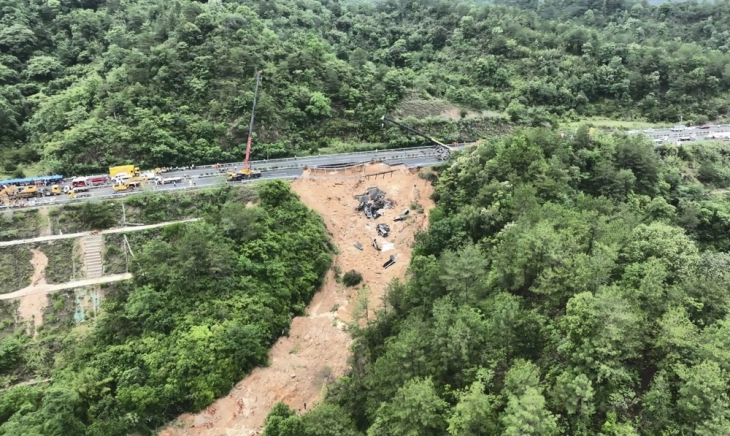 Gjatë shembjes së një autostradë në Kinën jugore jetën e kanë humbur 36 persona