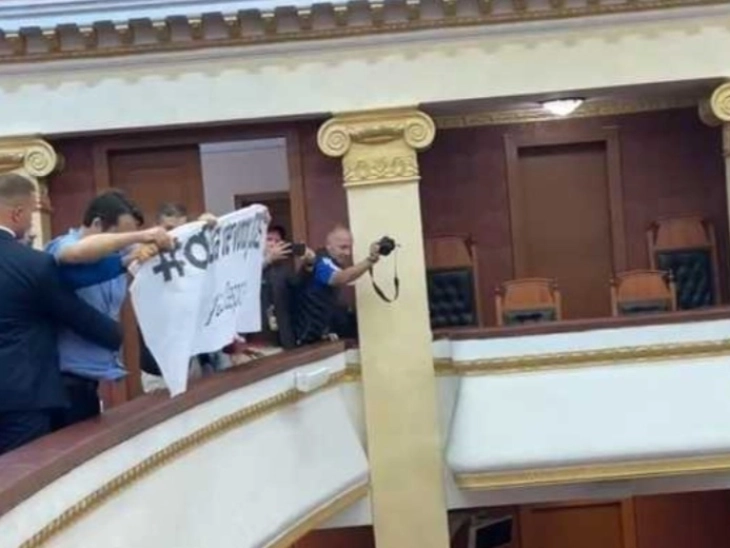 Необичен протест на млади во Тирана, упаднаа во Парламентот барајќи право на глас за дијаспората