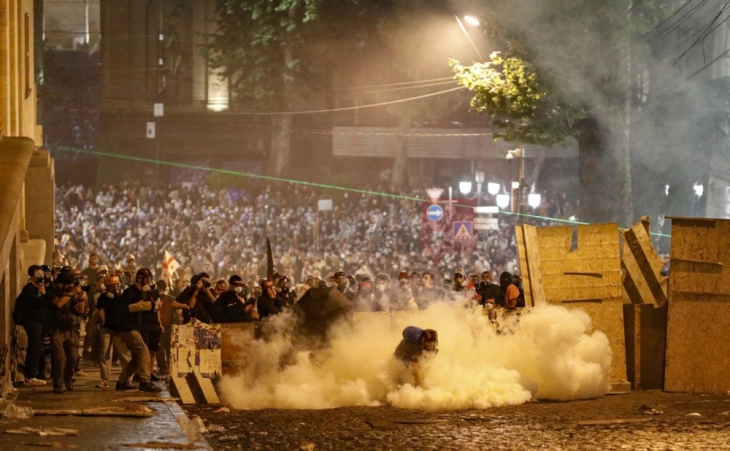 Продолжија протестите во Тбилиси, демонстрантите блокираа клучна улица