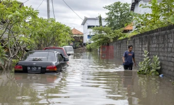 Të paktën 14 persona kanë humbur jetën në përmbytjet në Indonezi