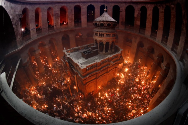 Благодатниот оган се спушти во храмот над Светиот гроб во Ерусалим
