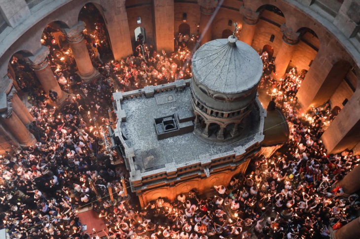 Holy Fire appears at Holy Sepulchre church in Jerusalem