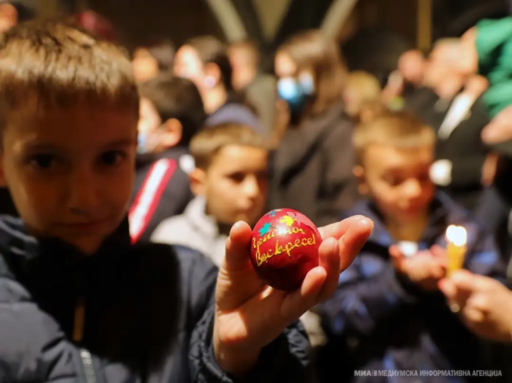 Besimtarët ortodoksë festojnë Pashkët