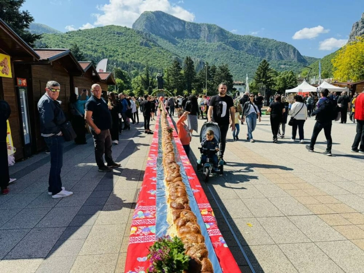 Бугарија: Милиброд долг сто метри ги воодушеви жителите и гостите на Враца за Воскресението Христово