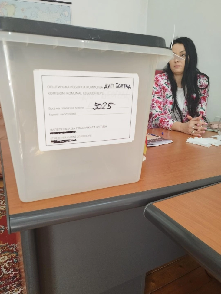 Qytetarët e RMV-së në Serbi votojnë në rrethin e dytë të zgjedhjeve presidenciale në Ambasadën e Maqedonisë në Beograd
