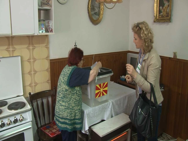 Во општините Велес, Градско и Чашка гласаат болни и изнемоштени лица