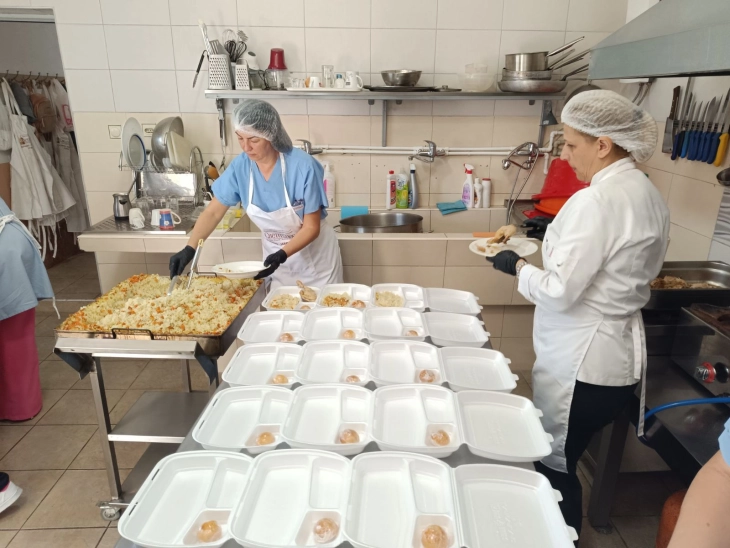 Здружението „За нас“ донираше оброци за социјално загрозените и бездомните лица во реонот на Скопје
