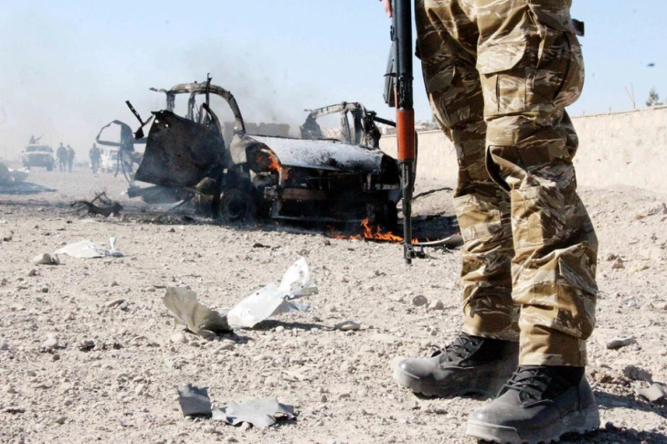 При експлозија на бомба загинаа тројца полицајци во северен Авганистан