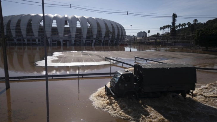 Numri i viktimave në përmbytjet në Brazil është rritur në 100, ndërsa 128 persona po konsiderohen të zhdukur
