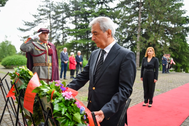 Një delegacion qeveritar vendosi lule në varrezat partizane në Butel, për nder të 9 majit