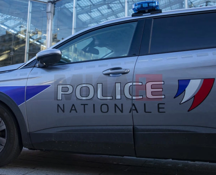 Një burr ka sulmuar një grua në Paris dhe qëllon dy policë pasi u dërgua në stacionin policor