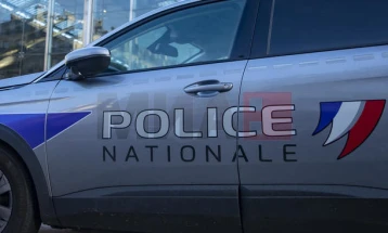 Një burr ka sulmuar një grua në Paris dhe qëllon dy policë pasi u dërgua në stacionin policor