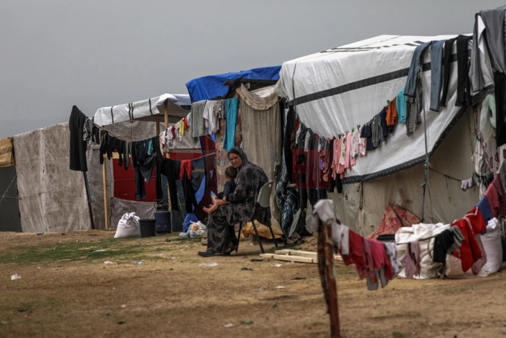 Околу 300.000 Палестинци го напуштиле Рафа по израелското предупредување за евакуација