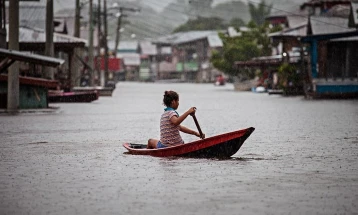Бројот на загинати во силните поплави во јужен Бразил достигна 136