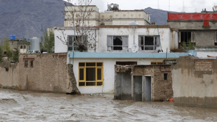 Најмалку 315 лица загинаа во поплавите во Авганистан, повеќе од 1.600 повредени