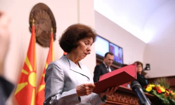 “Euraktiv”: Presidentja e Maqedonisë së Veriut shkaktoi polemika në inaugurim
