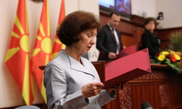 Претседателката ќе се придржува до официјалната примена на уставното име, во јавни настапи има лично право на самоопределување, велат од кабинетот на Сиљановска Давкова