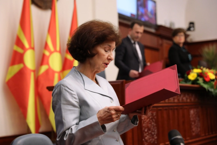 Presidentja do t'i përmbahet përdorimit zyrtar të emrit kushtetues, në paraqitjet publike ka të drejtë personale për vetëvendosje, thonë nga kabineti i Siljanovska Davkovës