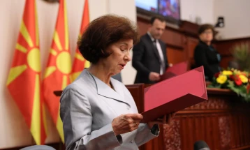 Presidentja do t'i përmbahet përdorimit zyrtar të emrit kushtetues, në paraqitjet publike ka të drejtë personale për vetëvendosje, thonë nga kabineti i Siljanovska Davkovës