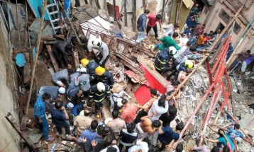 Të paktën 14 persona e kanë humbur jetën pasi ndaj tyre ra një bilbord i madh në Mumbai