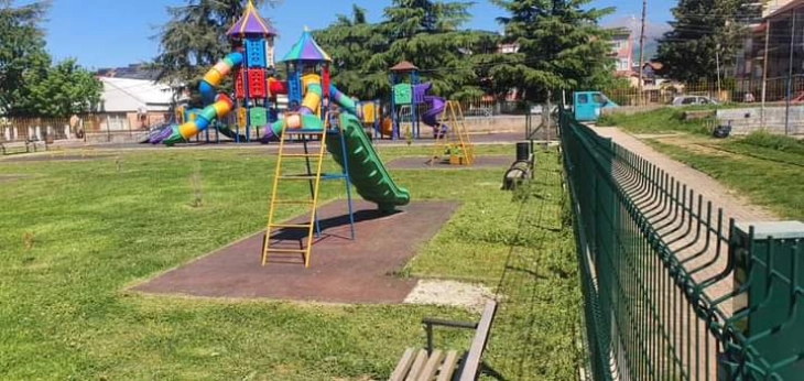 Пролетно чистење на спортските и детски игралишта и други површини  во Дебар