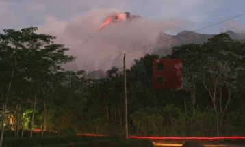 Indonezia ka ngritur alarmin për vullkanin Ibu në nivelin më të lartë