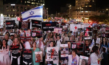 Демонстрации во Тел Авив, учесниците побараа итен договор за ослободување на заложниците, се обрати Хилари Клинтон