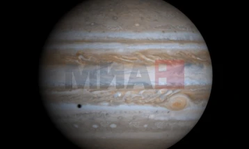 Ретка вселенска снимка од месечината Амалтеја крај Јупитер