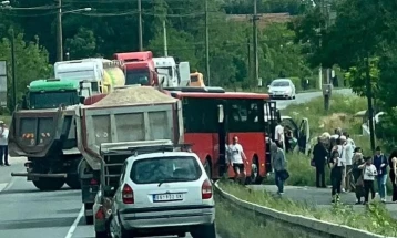 Еден загинат, 17 лица се повредени во судар на камион и автобус кај Обреновац