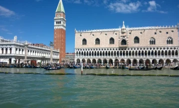 Венеција во првите 11 дена од воведувањето на таксата за туристите заработила речиси еден милион евра