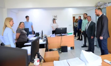 Тошковски во посета на Секторот за компјутерски криминал и Одделот за прекршоци