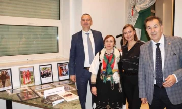 На изложба во владата во Тирана претставено културното богатство на Македонците во Албанија