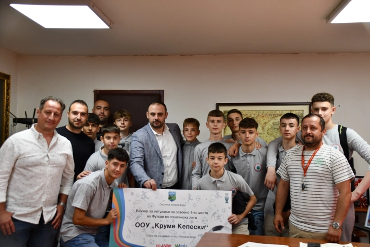 Ѓорѓиевски додели ваучери за летување за победниците на општинската лига во футсал од ООУ „Круме Кепески”