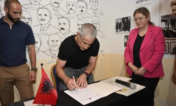 Trajneri i Shqipërisë, Silvinjo pajiset me pasaportë shqiptare