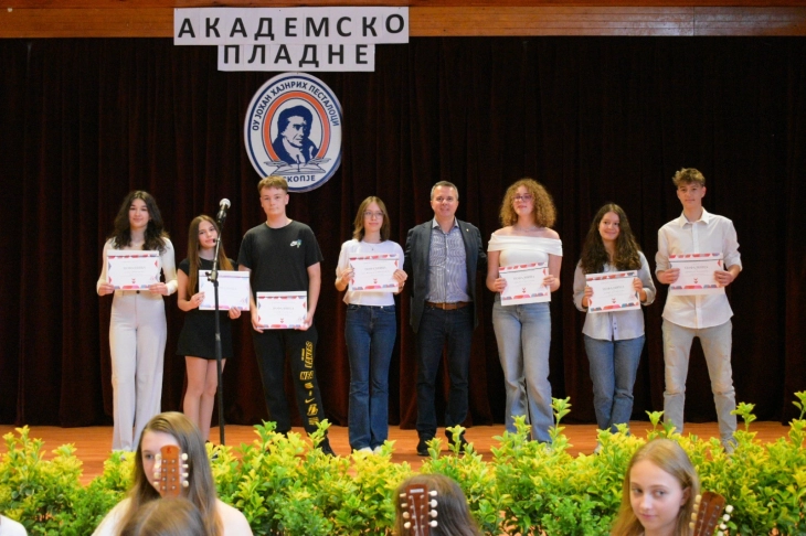 Општина Центар ги награди најдобрите наставници и ученици, првенци на генерација