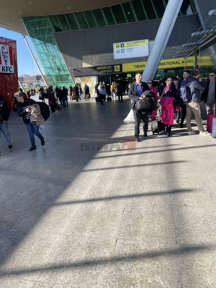 Një aeroplan ka bërë ulje emergjente në aeroportin e Tiranës, një pasagjer ka tentuar të bëjë vetëvrasje